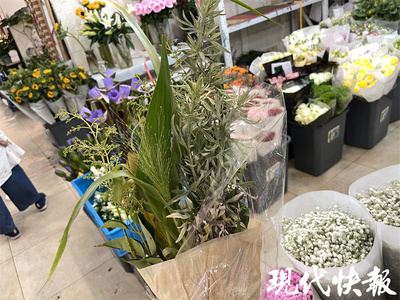 艾草花艺 从传统菜场到时尚花店，端午“挂艾”焕发文艺新风尚